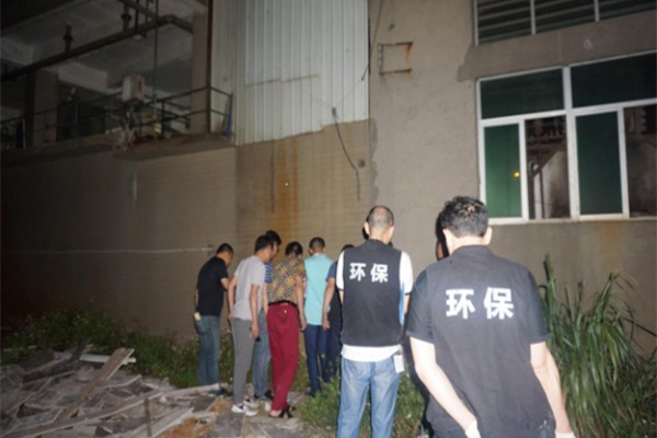执法人员突击检查两潮地区印染企业