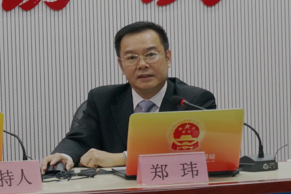 郑玮副局长介绍汕城市管理的总体情况