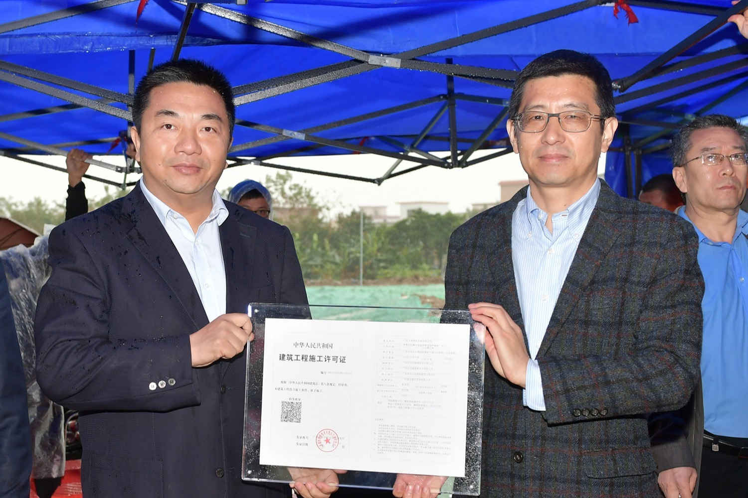 2019年2月，广东自贸试验区南沙片区“带设计方案”出让土地项目，取得用地后办理施工许可的政府审批时间压缩至1天，全国率先实现“交地即开工”。