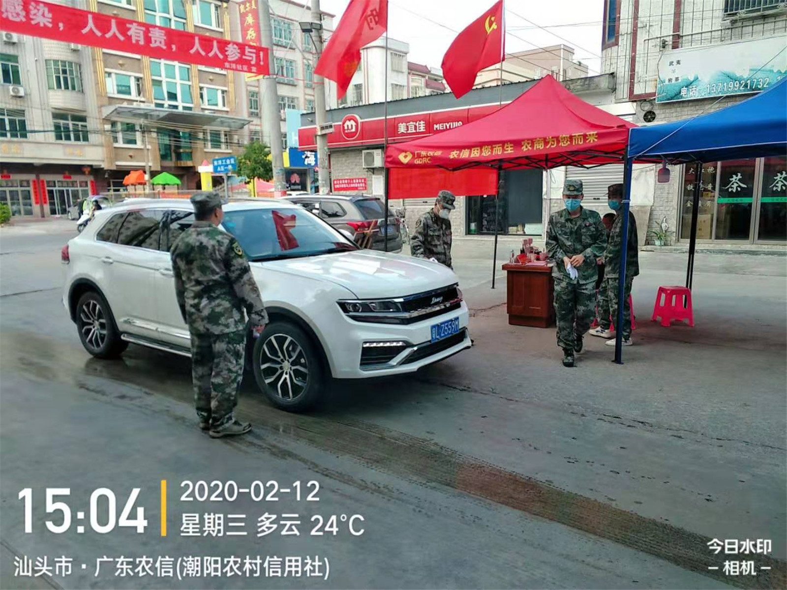 退役军人和党员组成的志愿者队伍在卡口检测点检查过往车辆人员