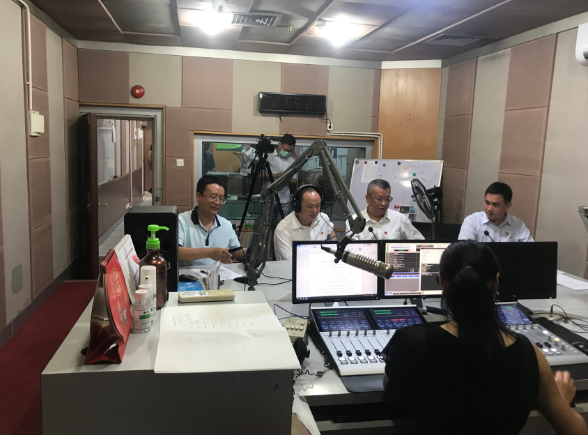 主持人向市住房和城乡建设局的嘉宾提出网友的问题。