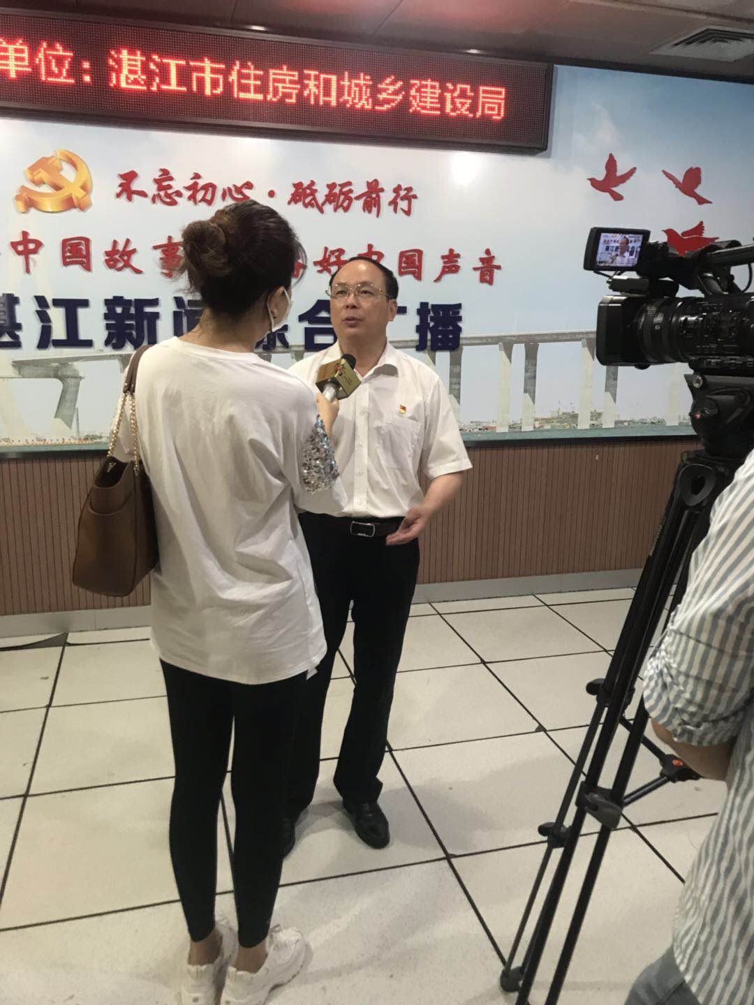 市住建局局长吴群忠接受记者采访