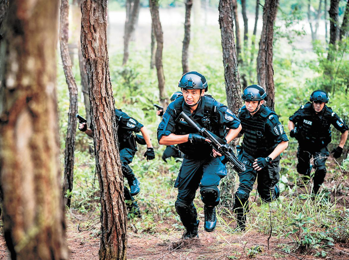 广东公安特警开展山地搜捕训练