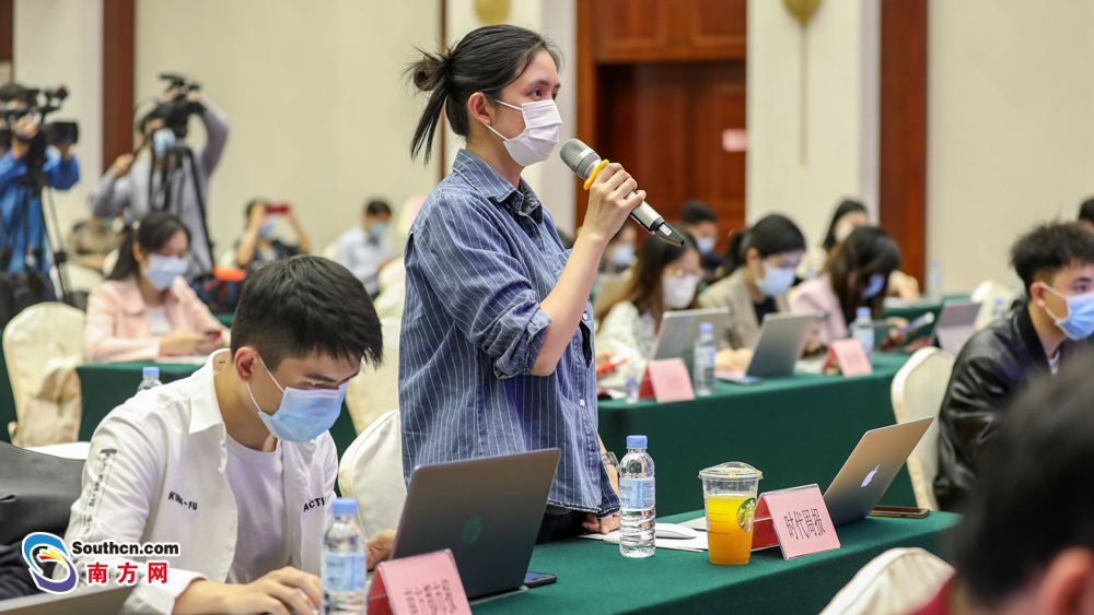 时代周报记者提问