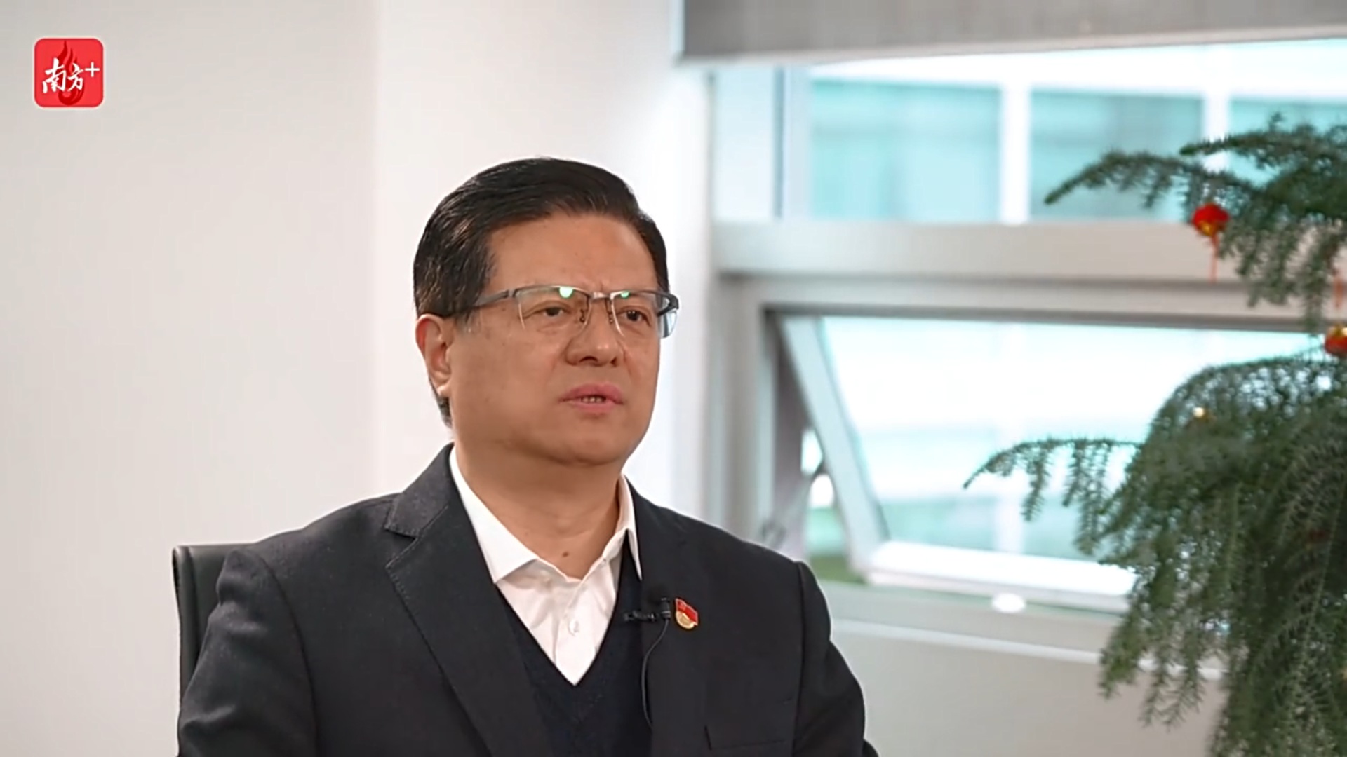深圳市地方金融监督管理局党组书记刘平生接受南方日报记者采访