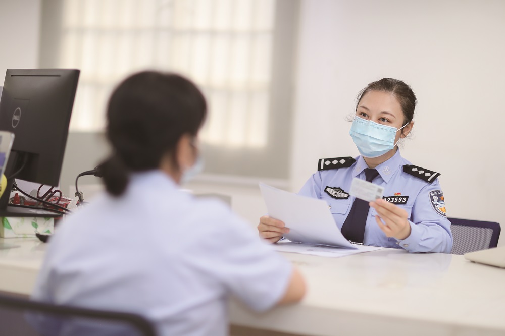 户政民警正在为市民办理业务