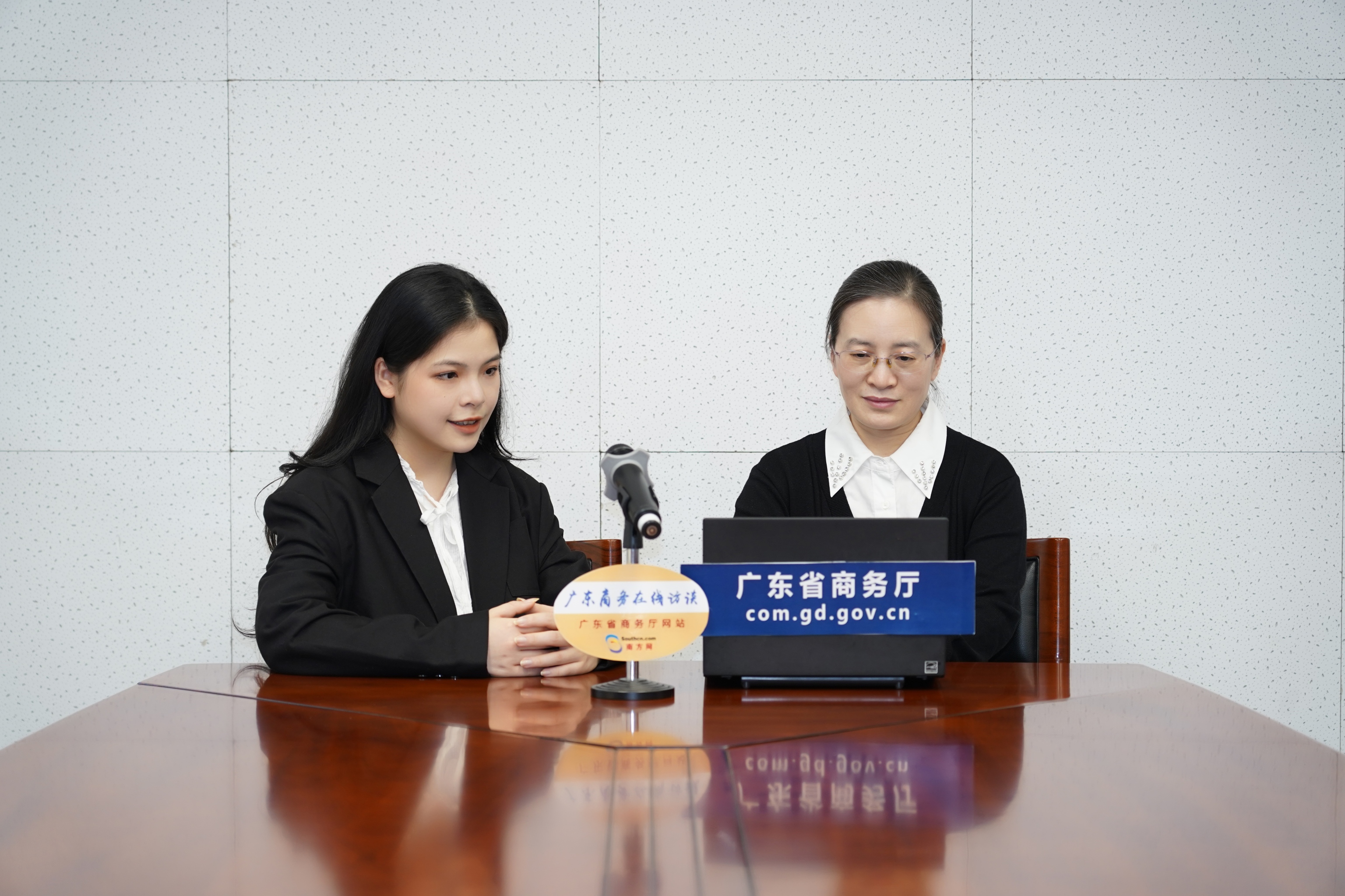 主持人和服贸处处长王濛查看网友留言