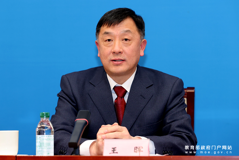教育部语言文字应用管理司副司长王晖介绍数智赋能语言文字高质量发展有关情况。（中国教育报记者 张劲松/摄）