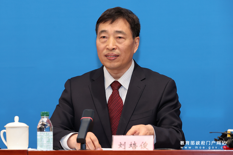 教育部语言文字信息管理司司长刘培俊介绍推进语言文字信息化发展和数字中文建设有关情况。（中国教育报记者 张劲松/摄）