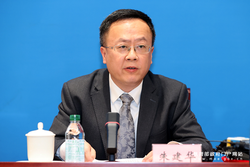 广东省委教育工委委员，省教育厅党组成员、副厅长朱建华介绍广东省推进语言文字信息化发展有关情况。（中国教育报记者 张劲松/摄）